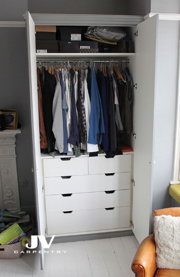 Lemari pakaian dengan laci tambahan di bagian bawah untuk penyimpanan tambahan